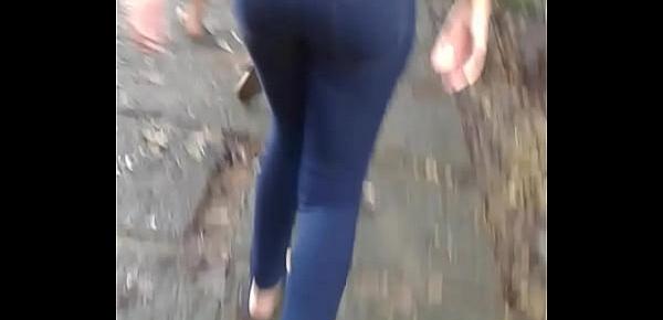  nice booty walking by in tight jean gostosa